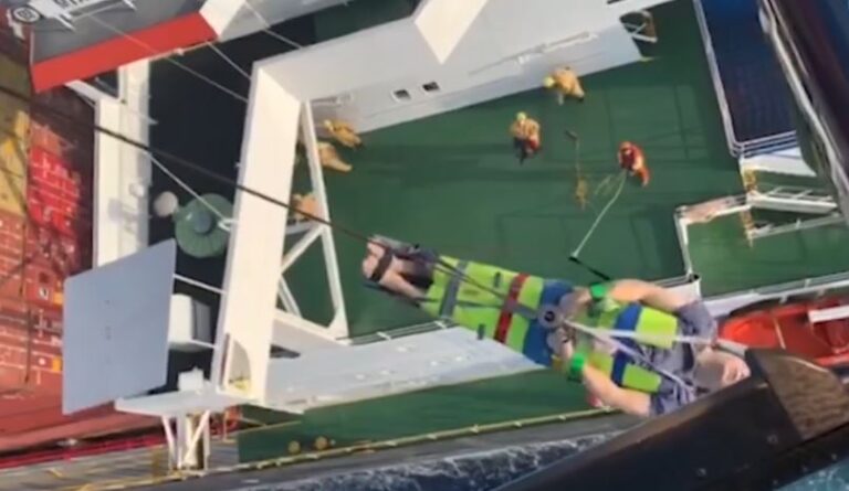 ΒΙΝΤΕΟ: Καρέ καρέ η διάσωση ασθενούς από πλοίο στ' ανοικτά της Λάρνακας