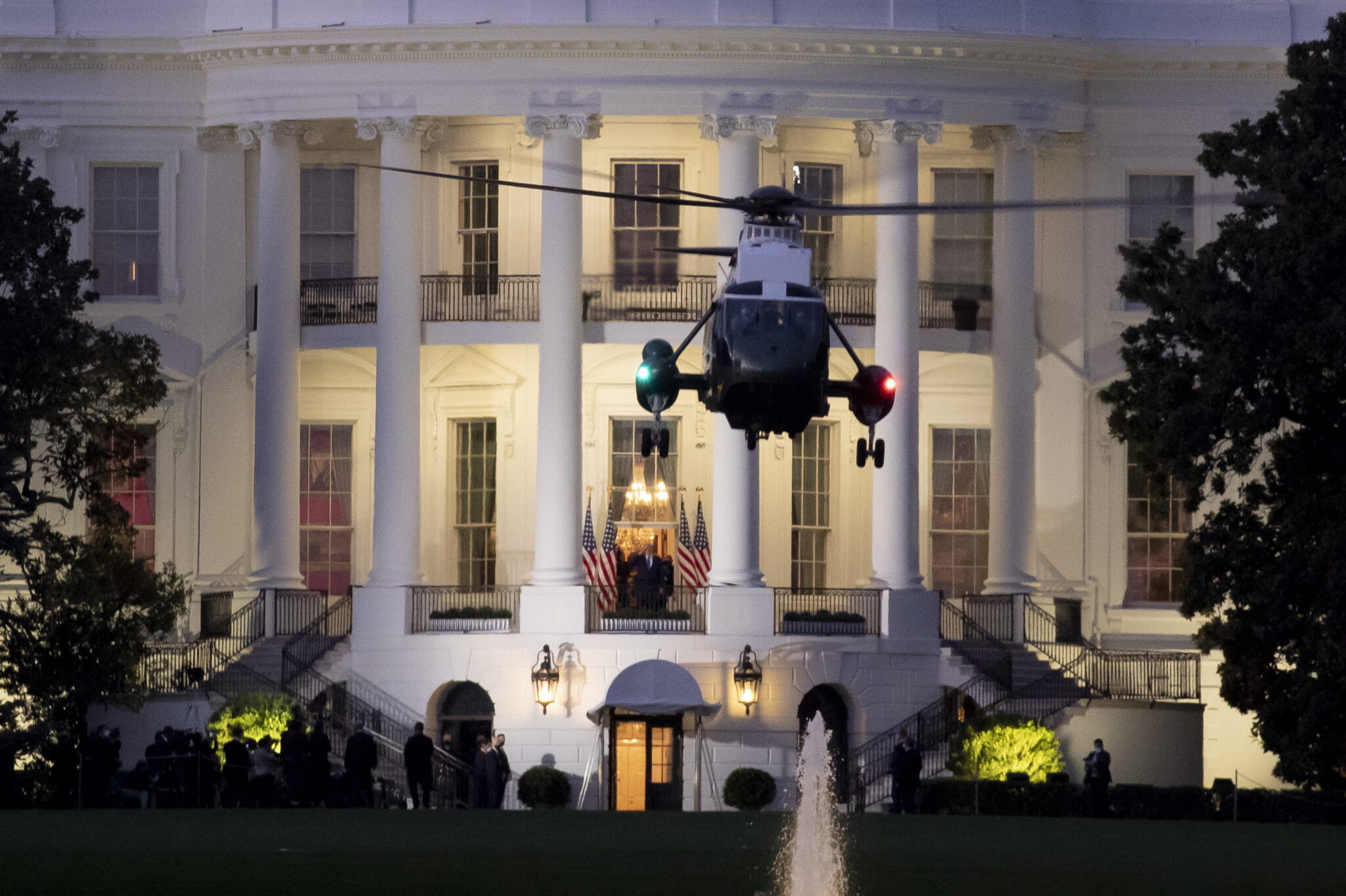 Πήρε εξιτήριο και επέστρεψε στο Λευκό Οίκο ο Ντόνταλντ Τραμπ (ΒΙΝΤΕΟ&ΦΩΤΟ)