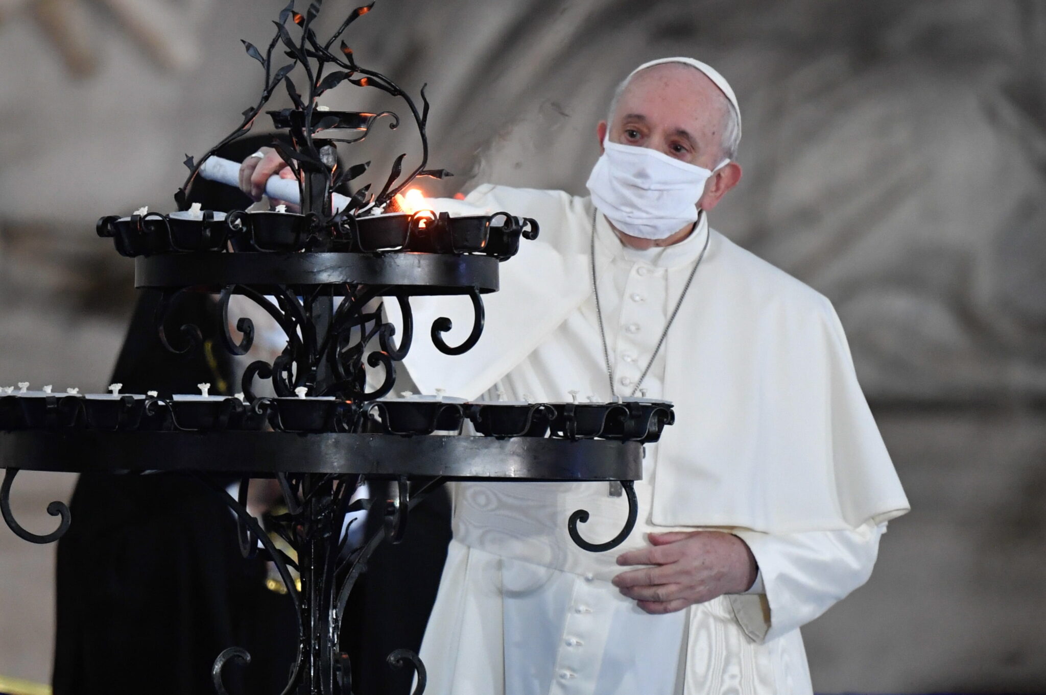 Με μάσκα για πρώτη φορά ο Πάπας Φραγκίσκος