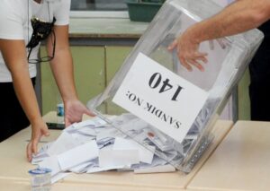 Έβγαλε βόλτα το ψηφοδέλτιο του στο "εκλογικό" κέντρο πριν το ρίξει στην κάλπη