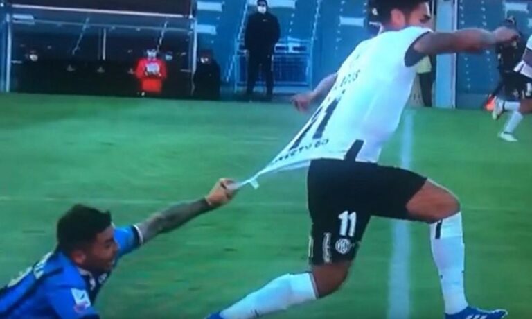 Το τράβηγμα φανέλας σε… άλλο επίπεδο (ΒΙΝΤΕΟ)