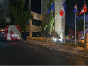 ΦΩΤΟ: Δύο συλλήψεις σε εκδήλωση διαμαρτυρίας έξω από τη Γαλλική Πρεσβεία