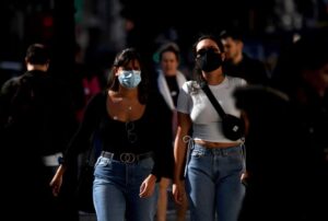 Ξεπέρασαν τα 34,4 εκατομμύρια τα κρούσματα κορωνοϊού παγκόσμια