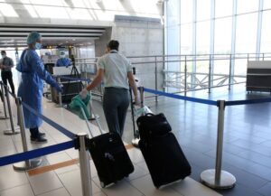 Φεύγουν άρον – άρον από την Κύπρο οι Βρετανοί για να γλιτώσουν την καραντίνα