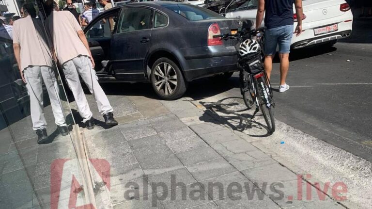 Είχε στα γόνατά της 17μηνο βρέφος η συνοδηγός του οχήματος που μπήκε σε βιτρίνα