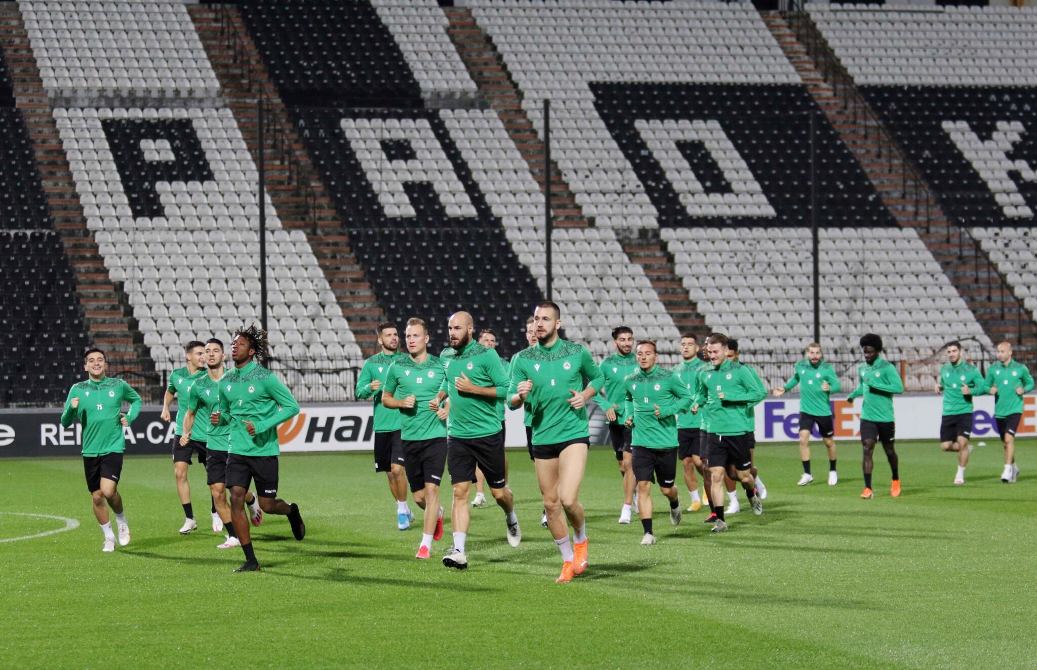 «Ντόπες» οπαδών έξω από το ξενοδοχείο (ΒΙΝΤΕΟ)