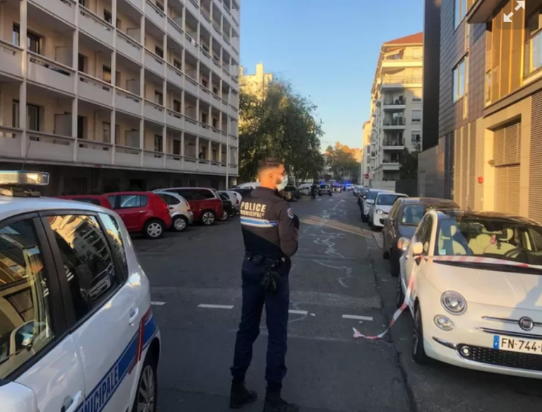 Ένοπλη επίθεση σε εκκλησία στη Λυών, τραυματίστηκε Έλληνας ιερέας (BINTEO)