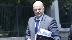 Η Τουρκία κράτησε για 20 λεπτά στον αέρα το αεροσκάφος που μετέφερε τον Δένδια