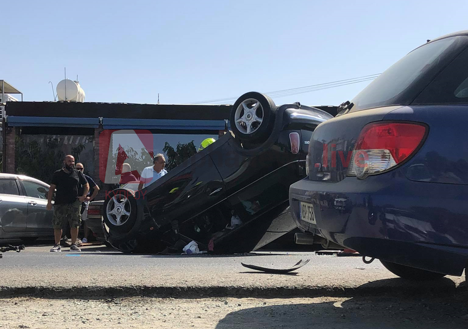 Ανετράπη όχημα σε κεντρική λεωφόρο στη Λακατάμια (ΦΩΤΟ)