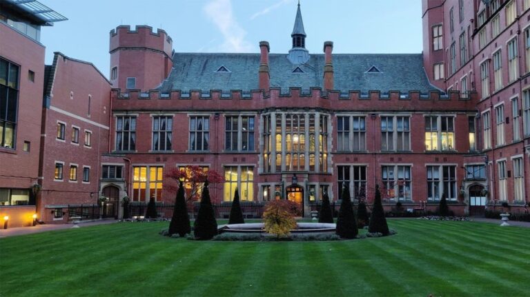 Σχεδόν 500 κρούσματα κορωνοϊού σε βρετανικό πανεπιστήμιο