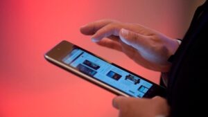 Ο κορωνοϊός επιβιώνει έως 28 μέρες πάνω στα κινητά τηλέφωνα και άλλες επιφάνειες