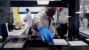 Νέο αρνητικό ρεκόρ με πέραν των 1500 κρουσμάτων στην Ελλάδα