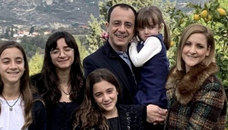 H κόρη του Χριστοδουλίδη τραγουδάει και εντυπωσιάζει τους πάντες με την φωνή της