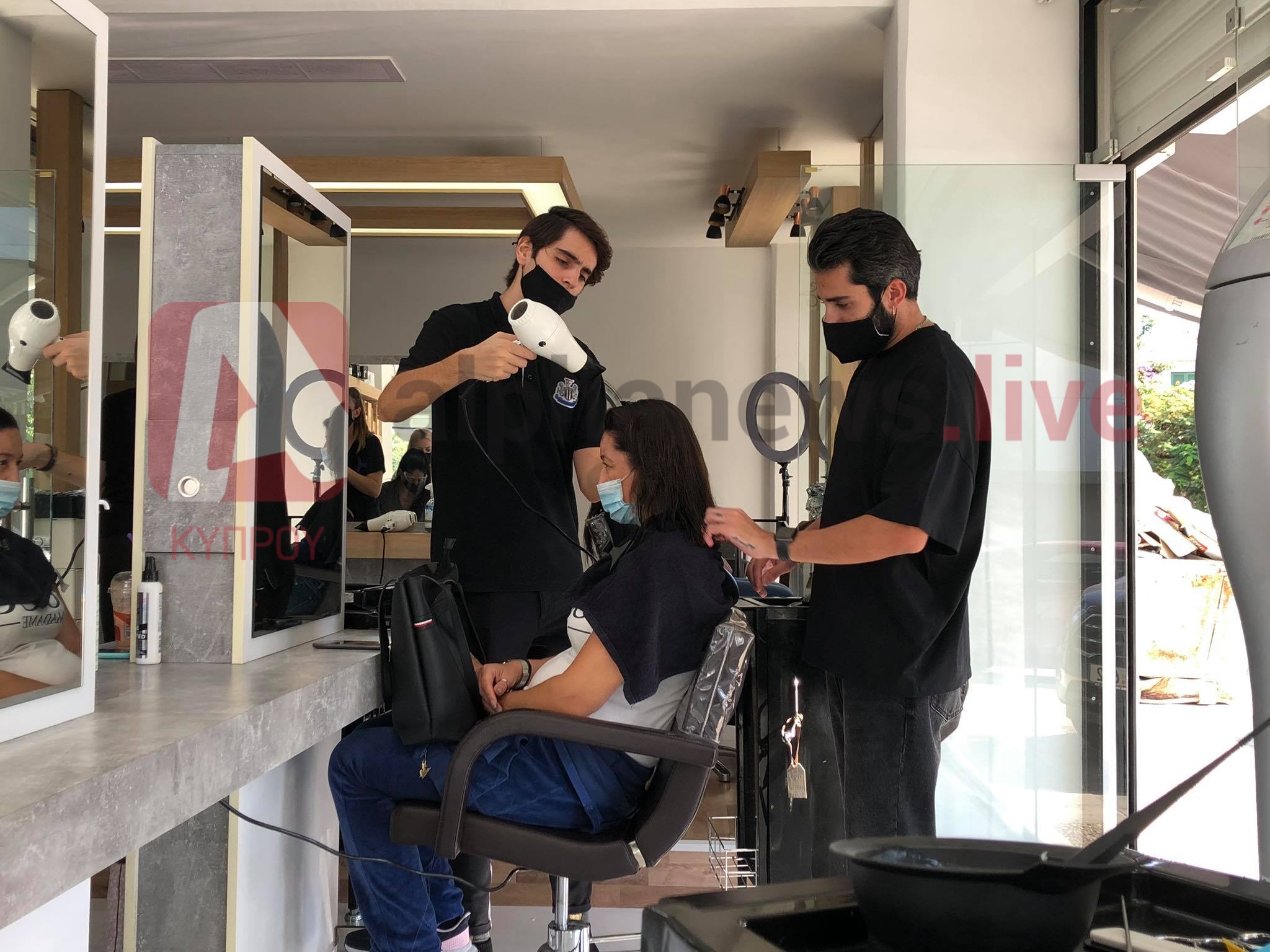 Πήραν "φωτια" ψαλίδια, πιστολάκια και βούρτσες λίγο πριν το lockdown (ΦΩΤΟ)