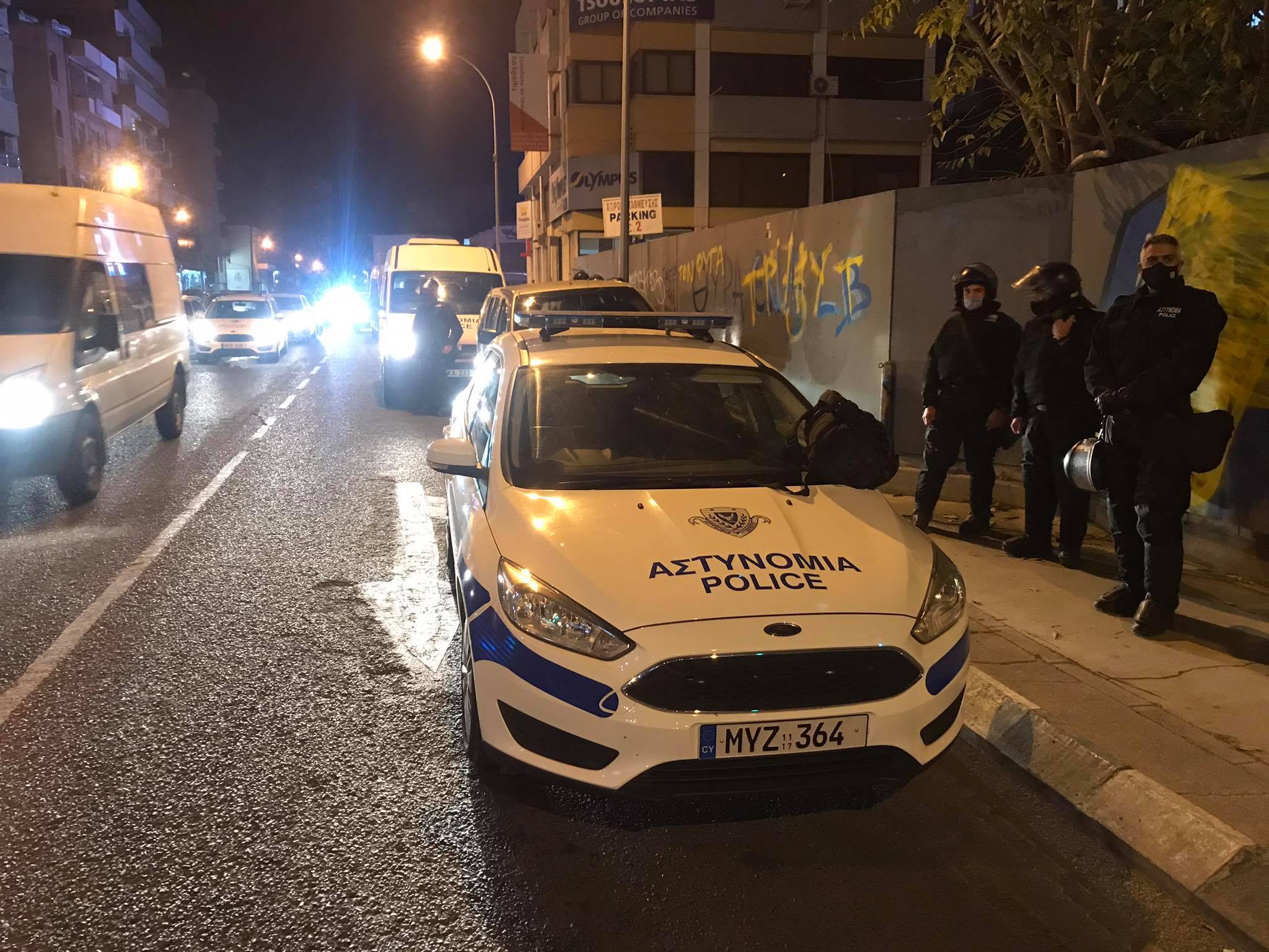 Οι βίαιες συγκρούσεις στους δρόμους της Λεμεσού και το ολονύχτιο κυνηγητό (VID)