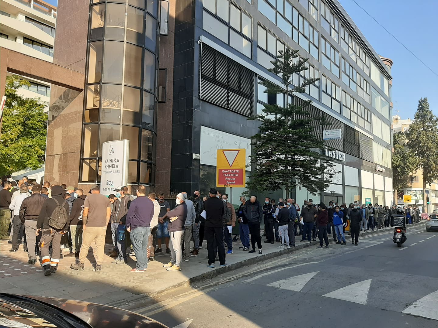 ΦΩΤΟ: Συνωστισμός για ένα τεστ κορωνοϊού στα κέντρα για τους εργαζόμενους