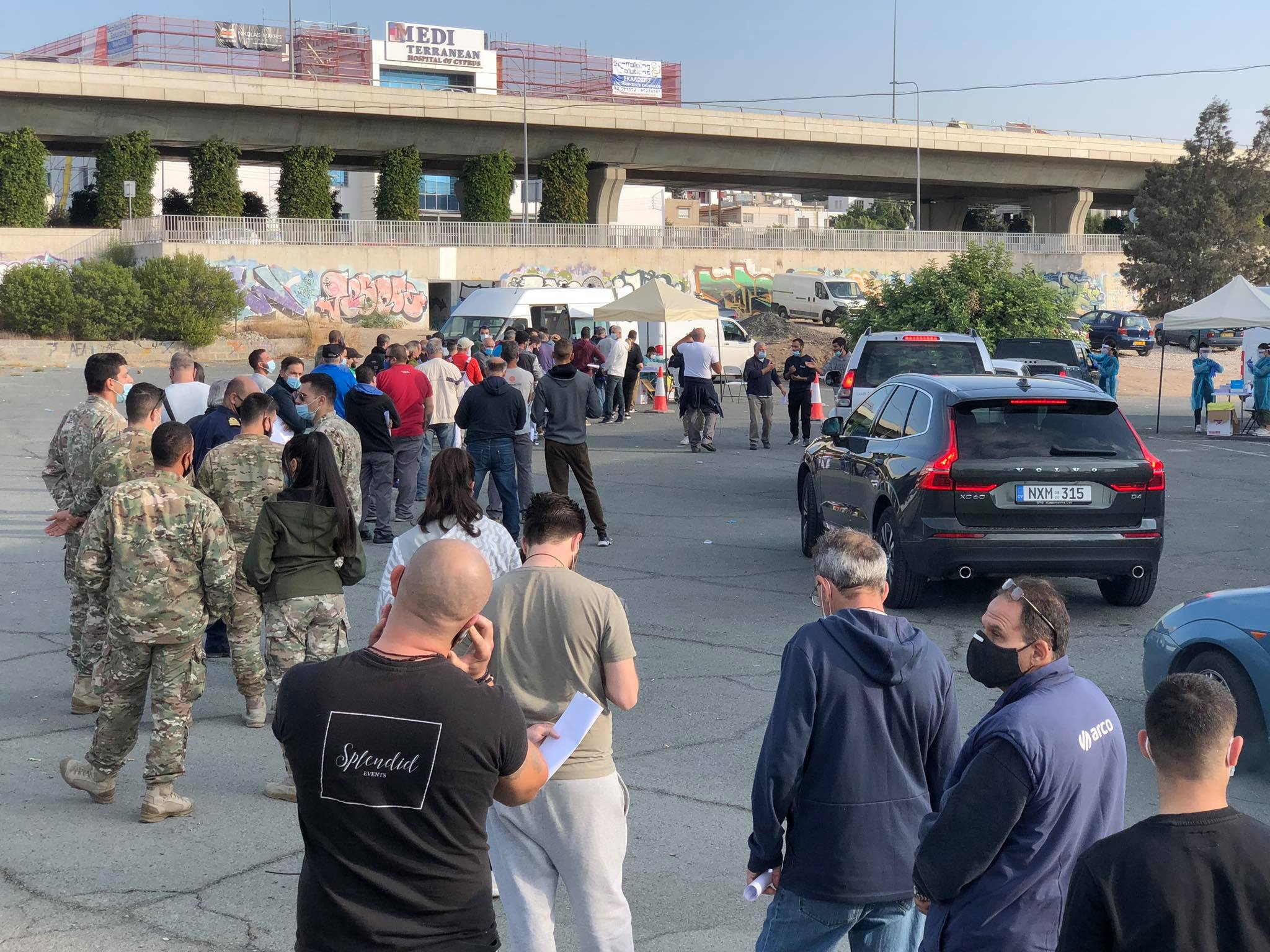 ΒΙΝΤΕΟ: Oργή εργαζομένων για την πολύωρη αναμονή στις ουρές των τεστ κορωνοιού