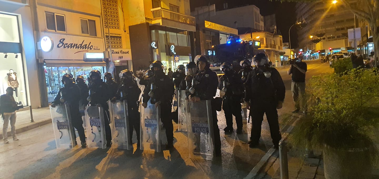 ΦΩΤΟ: Υπό αστυνομικό κλοιό το κέντρο της Λεμεσού για αποτροπή επεισοδίων