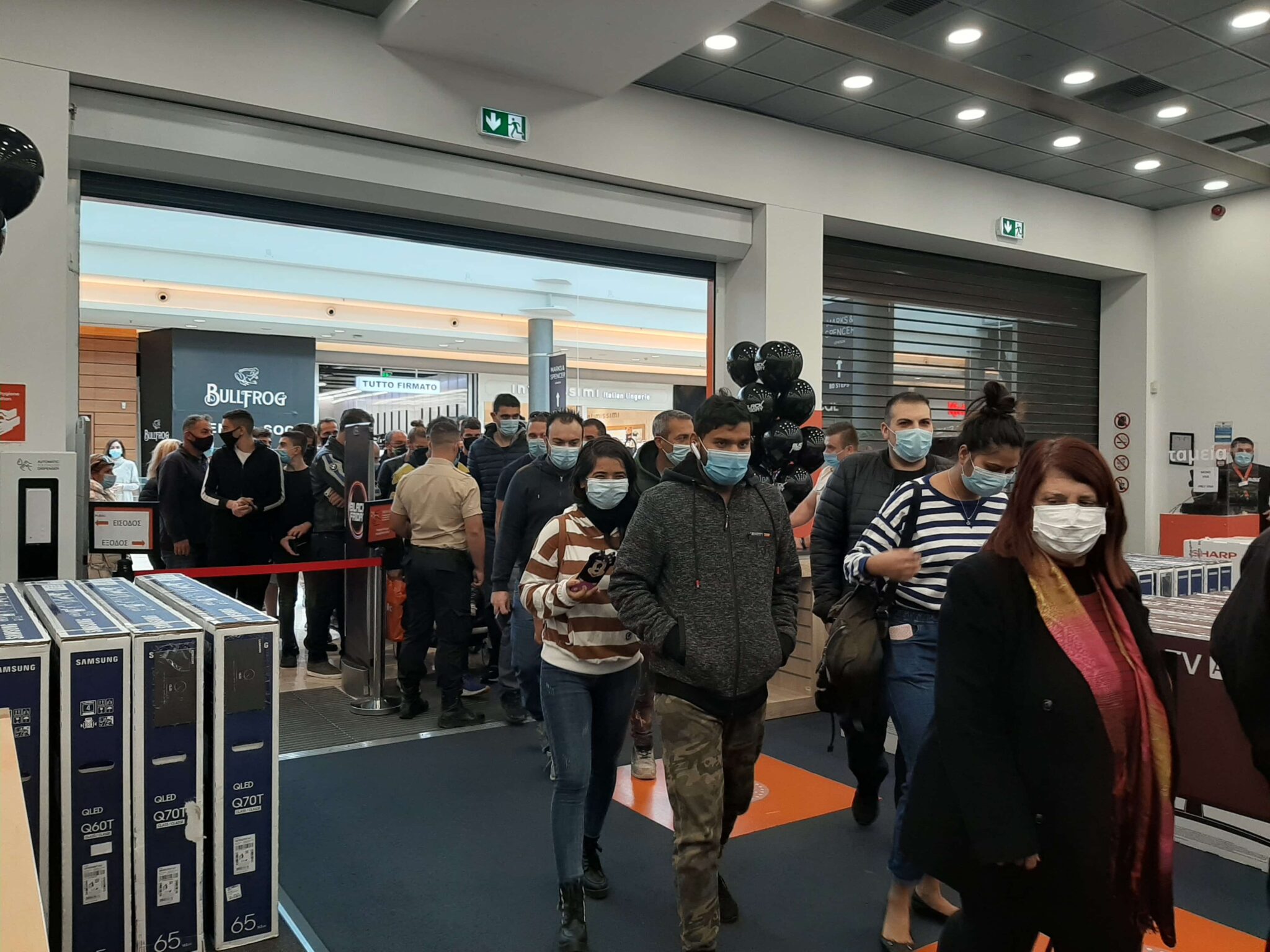 Με μάσκες και αντισηπτικά όσοι "τολμηροί" βγήκαν στην αγορά για την Βlack Friday