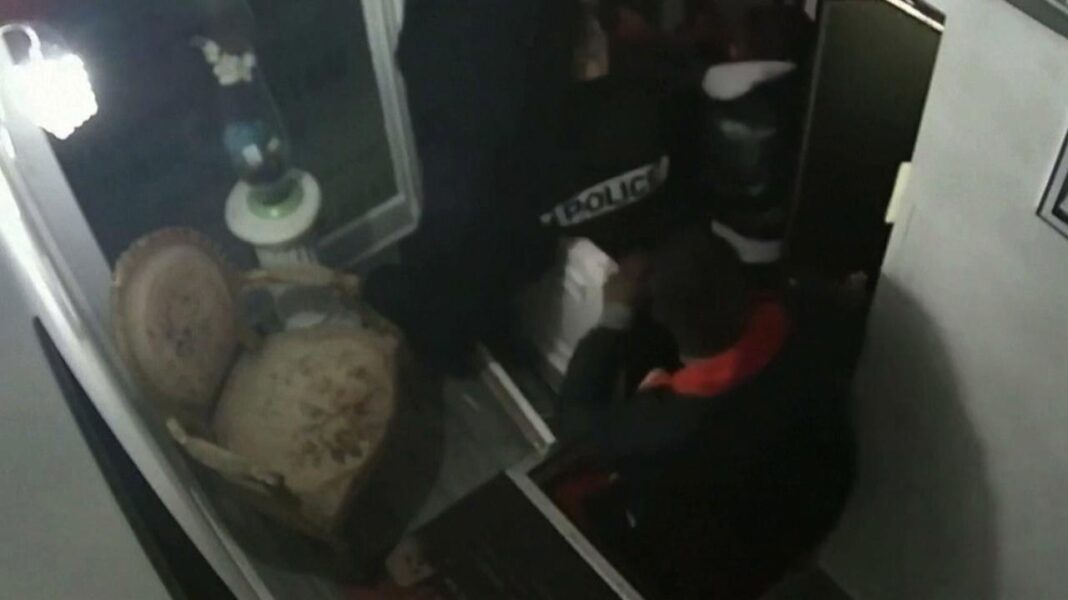 Μακρόν: «Επαίσχυντες» για τη χώρα οι εικόνες ξυλοδαρμού μαύρου από αστυνομικούς