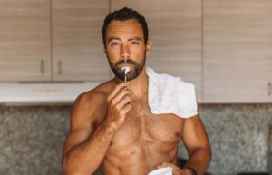 Ο Σάκης Τανιμανίδης φλερτάρει στο… Tinder – Η απάτη και το ψεύτικο προφίλ