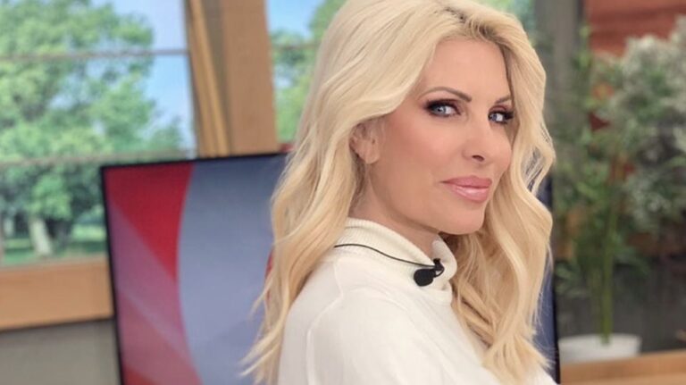 Η Ελένη Μενεγάκη για βόλτα με την κορούλα της φορώντας μάσκες για τον κορωνοϊό