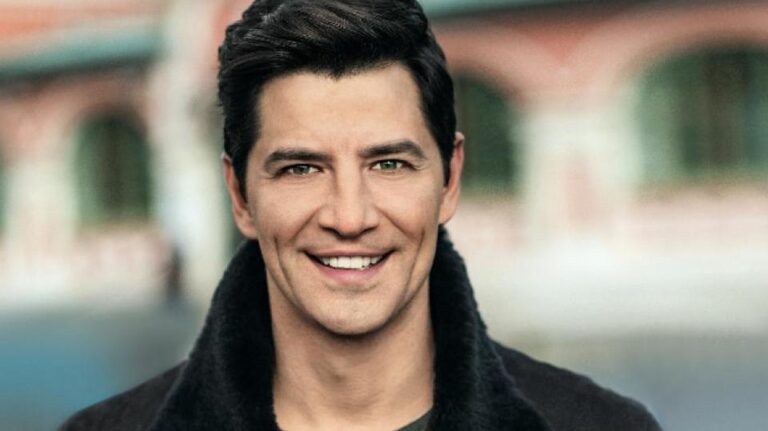 Αυτός είναι ο… "ροκάς" μικρός αδερφός του Ρουβά που δεν είχαμε ξαναδεί (ΦΩΤΟ)