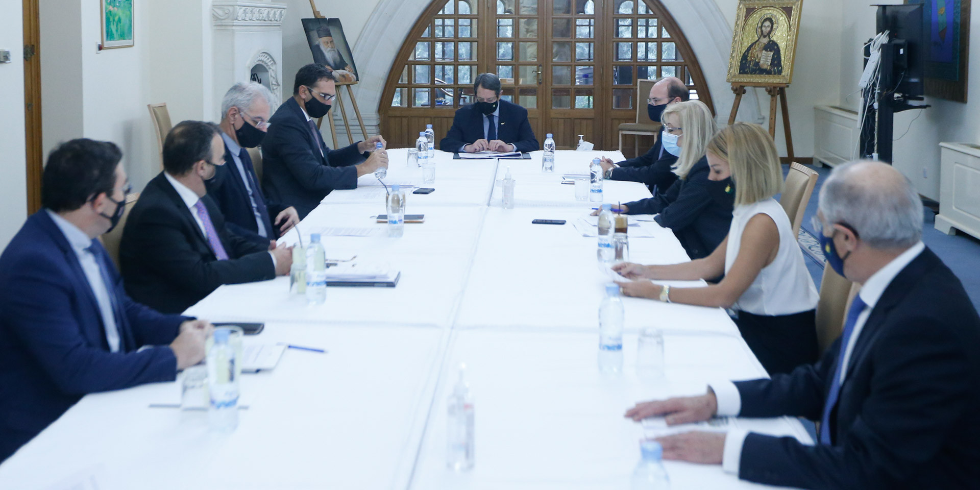 Ενημερώνει τους Αρχηγούς, επικυρώνει το Υπουργικό και ανακοινώνει lockdown ο ΠτΔ