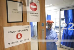 Ηνωμένο Βασίλειο: Σχεδόν 63.000 θάνατοι αποδίδονται στον Covid-19