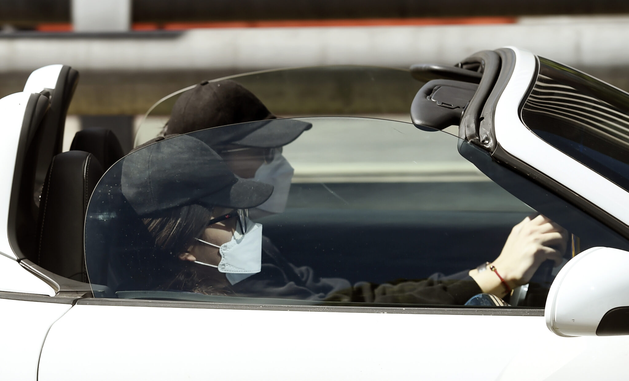 Πάτε για καφέ με το καμπριολέ, αλλά δεν φοράτε μάσκες;