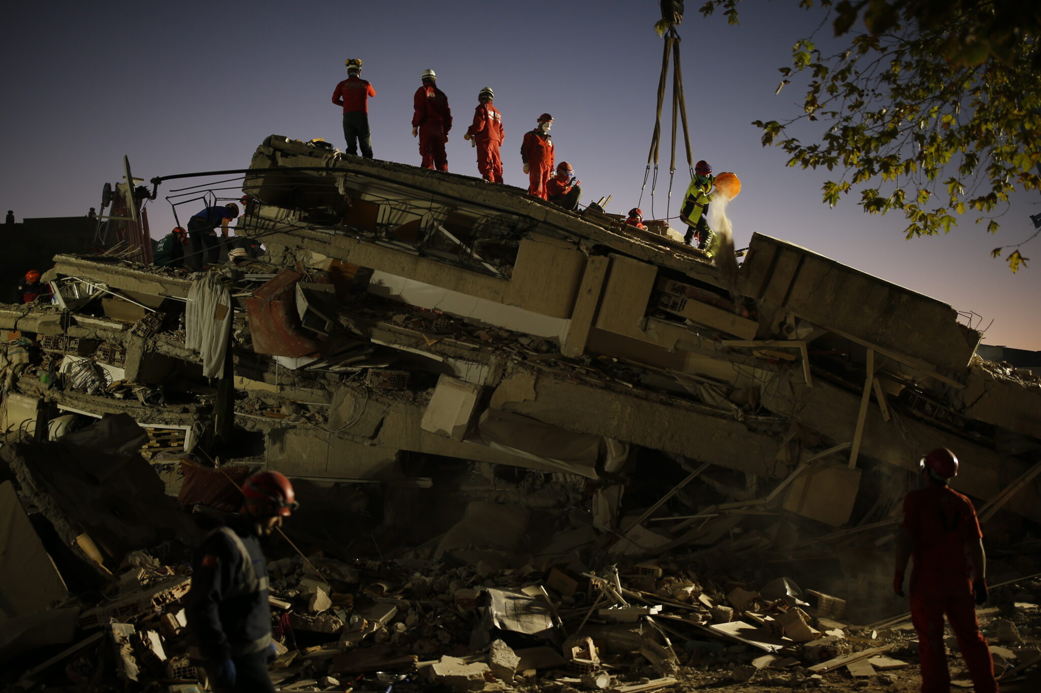Συνεχίζονται οι προσπάθειες για ανεύρεση επιζώντων στην Τουρκία, 42 οι νεκροί