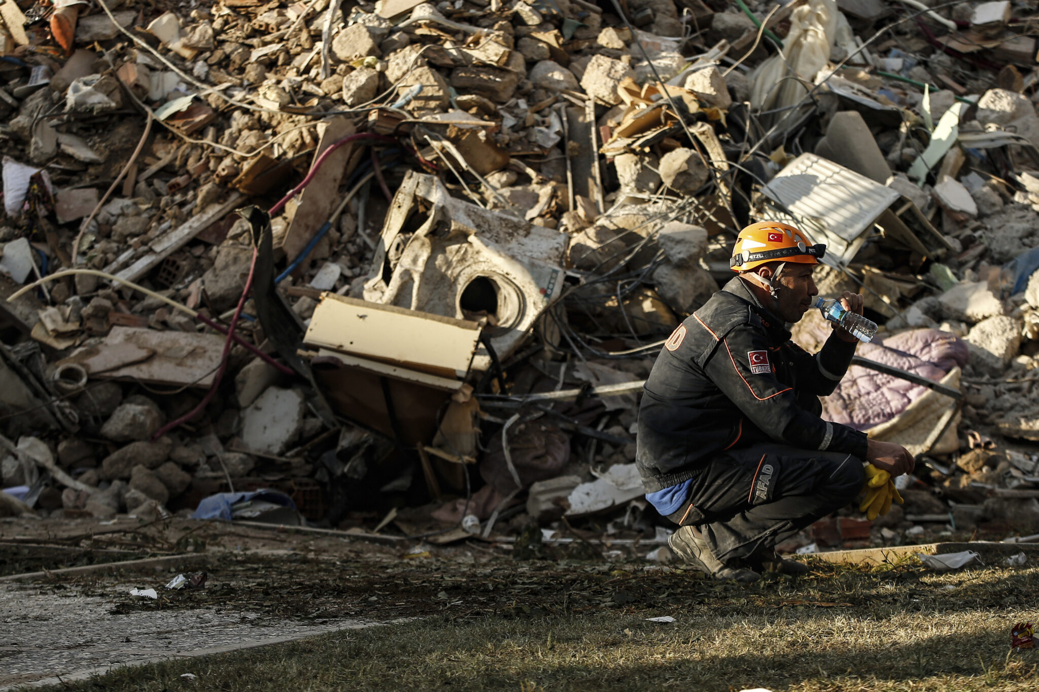 Σταμάτησαν οι έρευνες στα χαλάσματα της Σμύρνης, στους 114 οι νεκροί (ΦΩΤΟ)