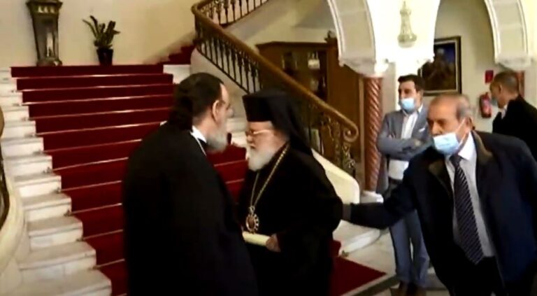 Φραστικό επεισόδιο ανάμεσα στον Μητροπολίτη Κύκκου και δημοσιογράφο (ΒΙΝΤΕΟ)