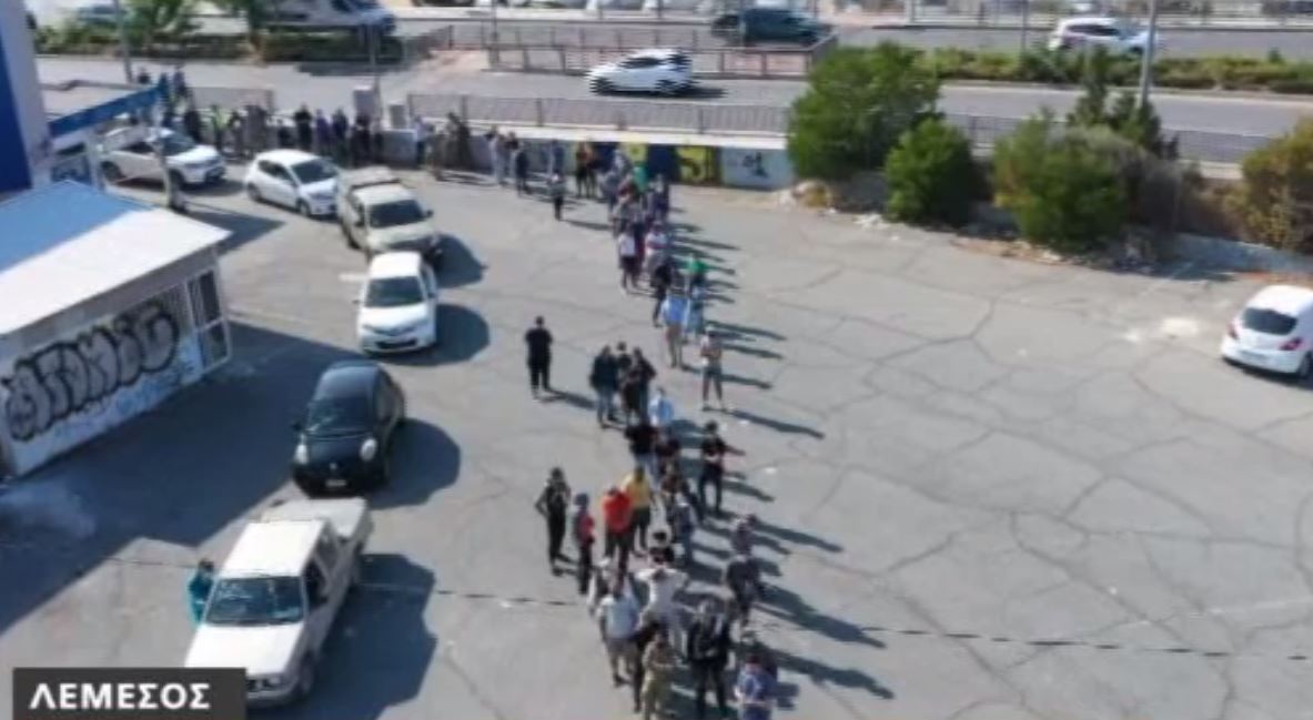 Έφτασε τα 100 μέτρα η ουρά εργαζόμενων για ένα τεστ κορωνοϊού (ΒΙΝΤΕΟ)