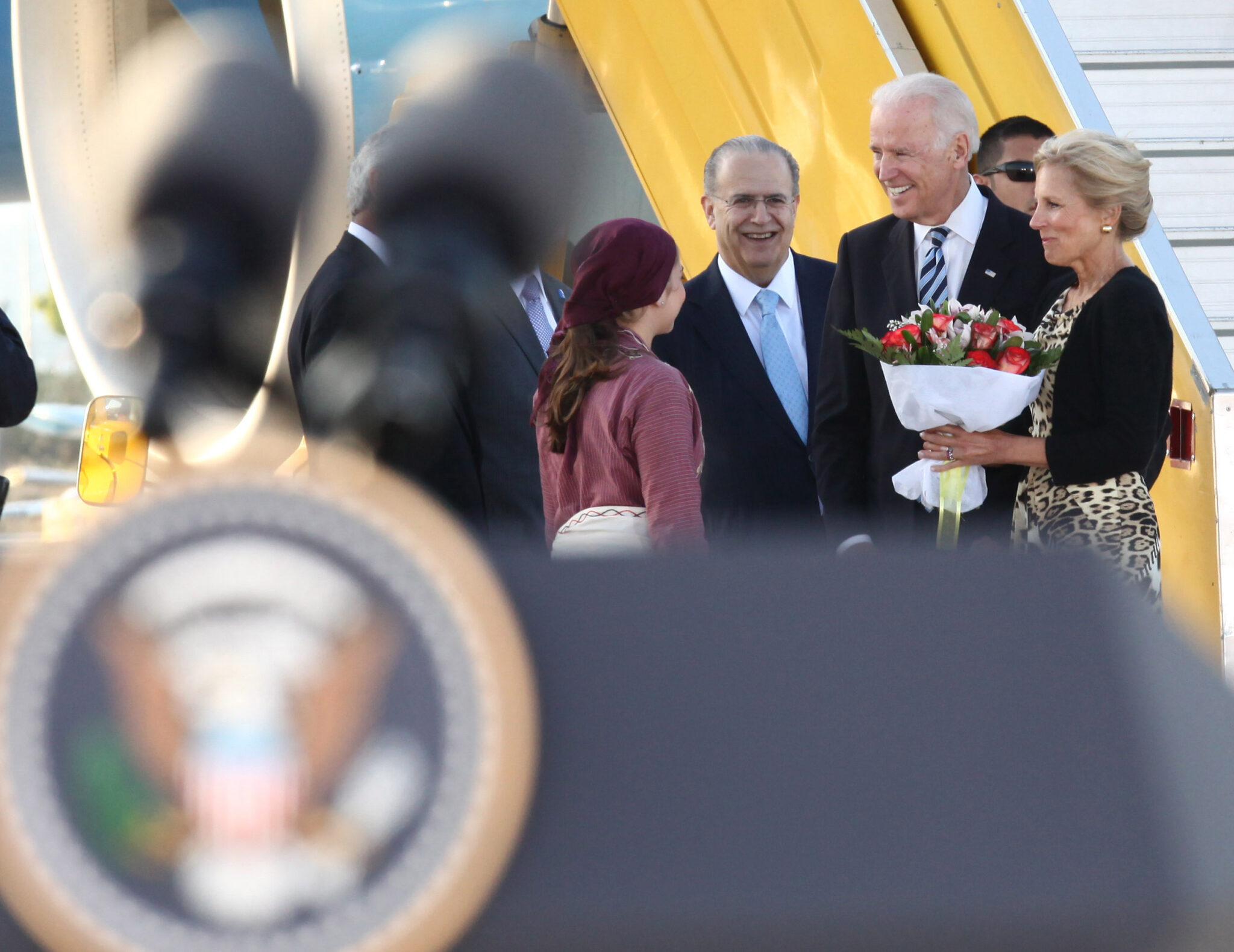 ΦΩΤΟ: Οι Κύπριες που πόζαραν στο πλευρό του Biden όταν επισκέφτηκε τη Λευκωσία