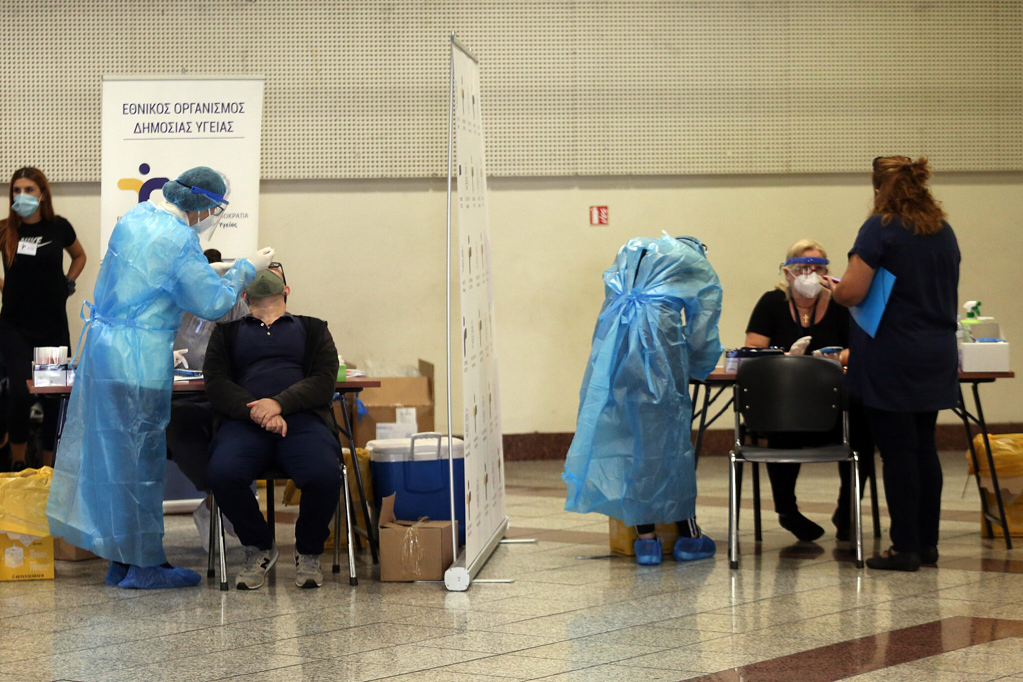 Νέο αρνητικό ρεκόρ και "εκτόξευση" κρουσμάτων λίγο πριν το lockdown στην Ελλάδα