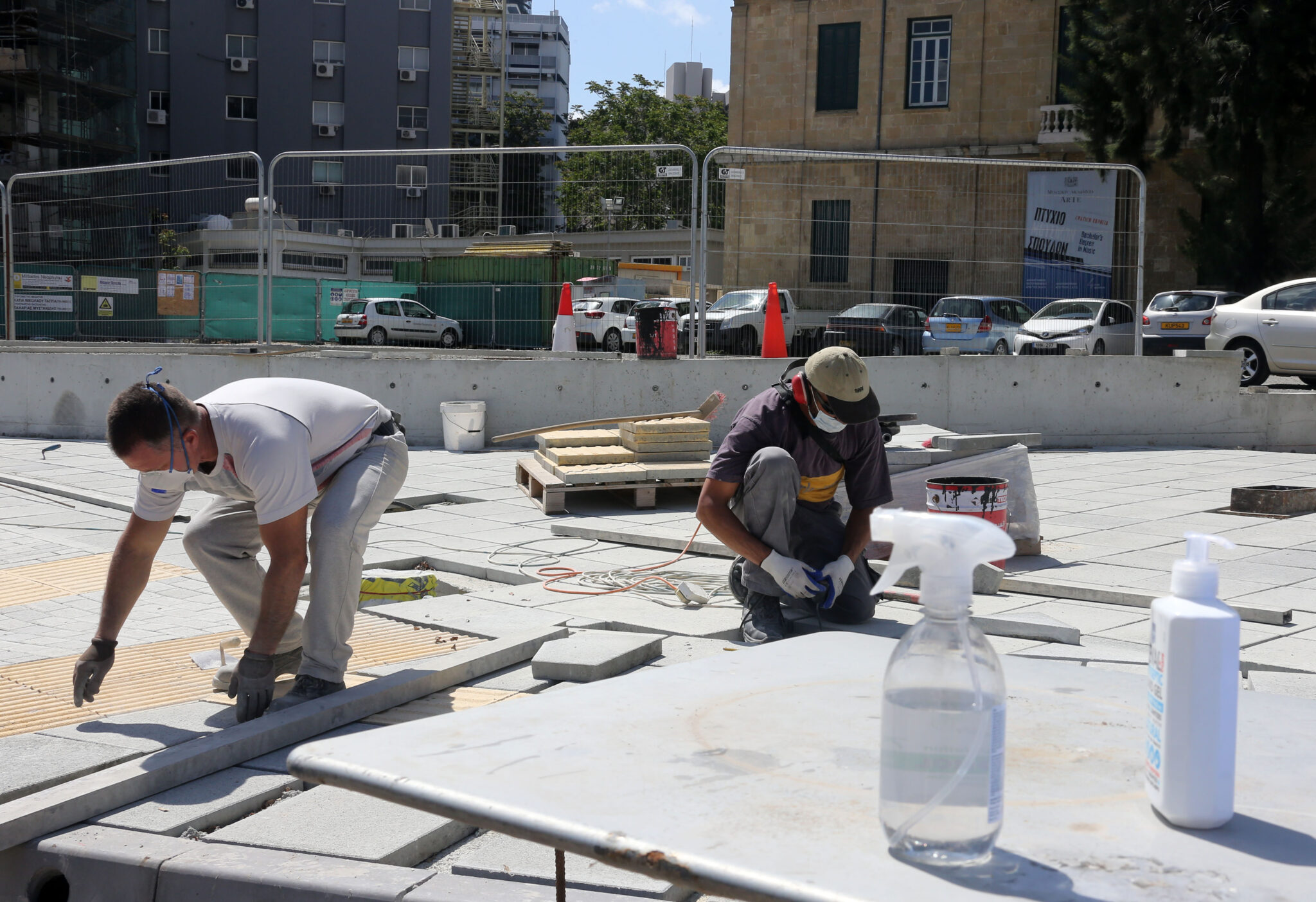 Μάσκες και αποστάσεις εν ώρα δουλειάς, αλλά "κολλούν" κορωνοϊό στο διάλειμμα
