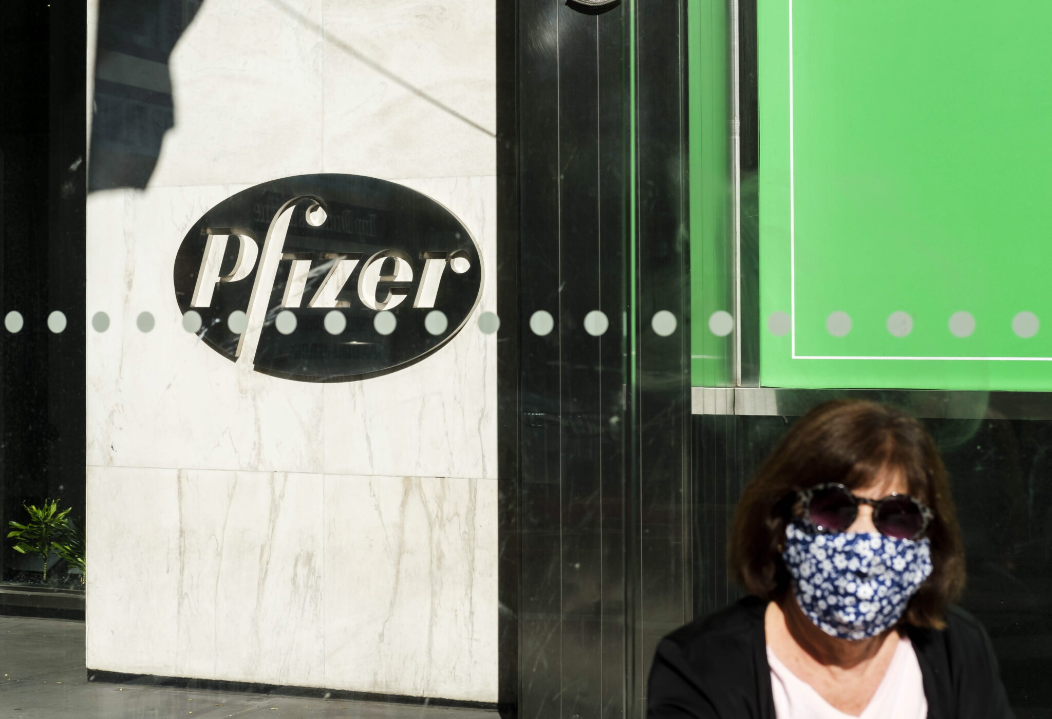 Υπογράφει για 300 εκ. δόσεις του εμβολίου Pfizer η Κομισιόν