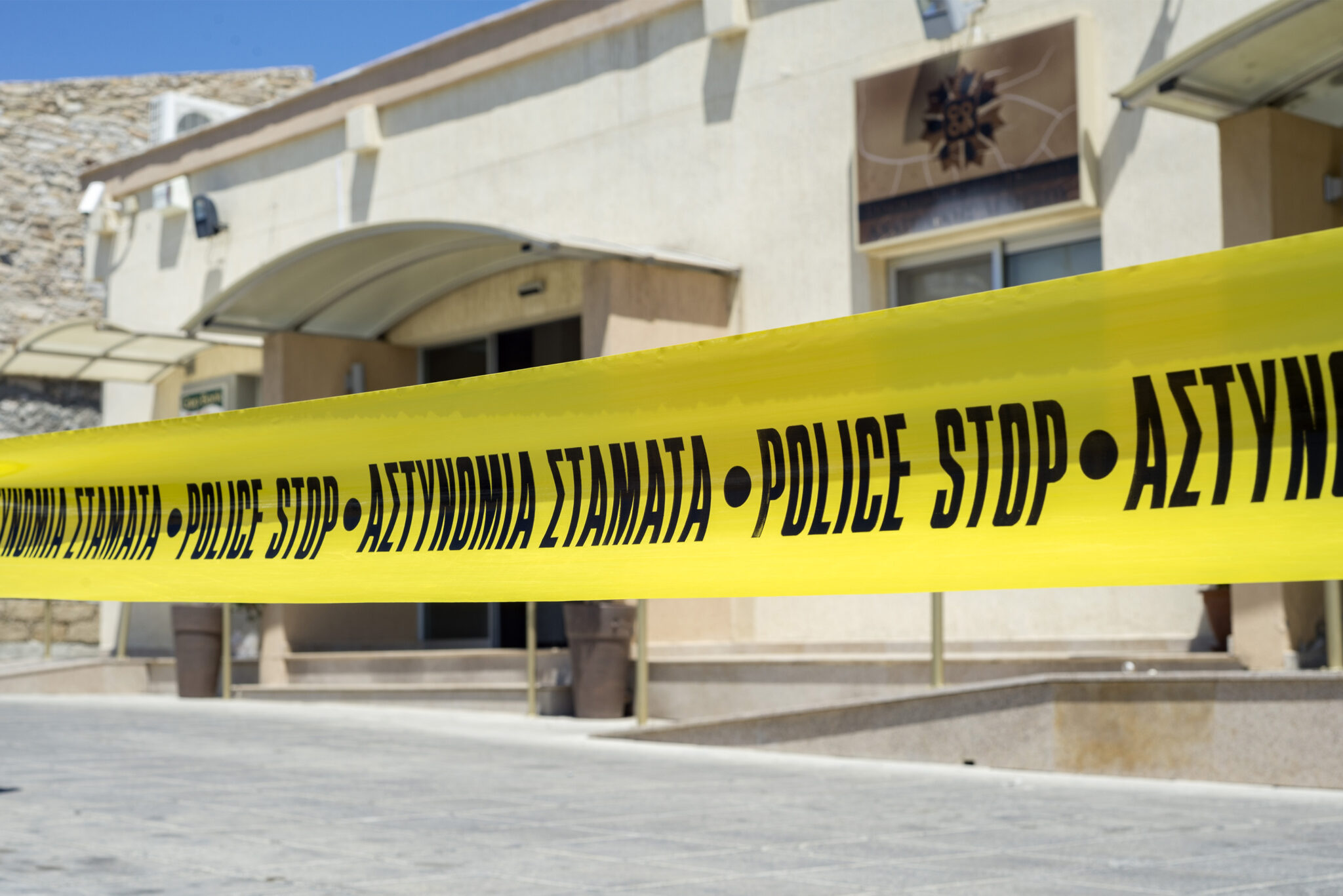 Χτυπά μετά το curfew η σπείρα κουκουλοφόρων που ρημάζει επιχειρήσεις στη Λεμεσό