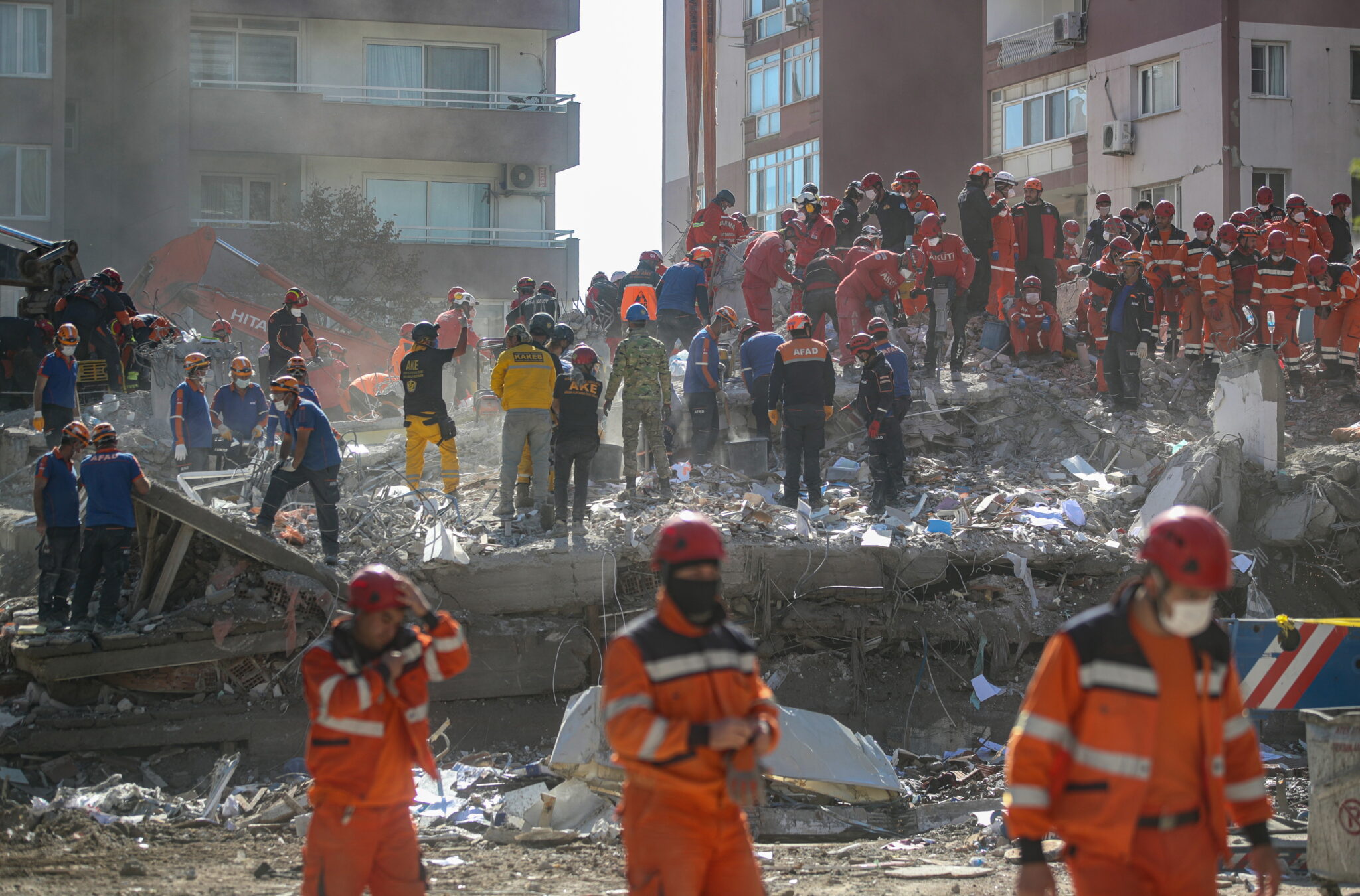 92 νεκρούς "μετρά" η Τουρκία από το φονικό σεισμό (ΦΩΤΟ)