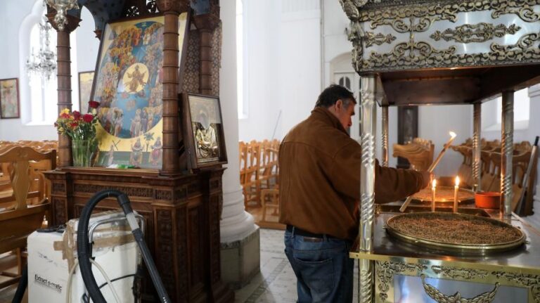 81 ιερείς της Μητρόπολης Λεμεσού ζητούν επαναλειτουργία των εκκλησιών