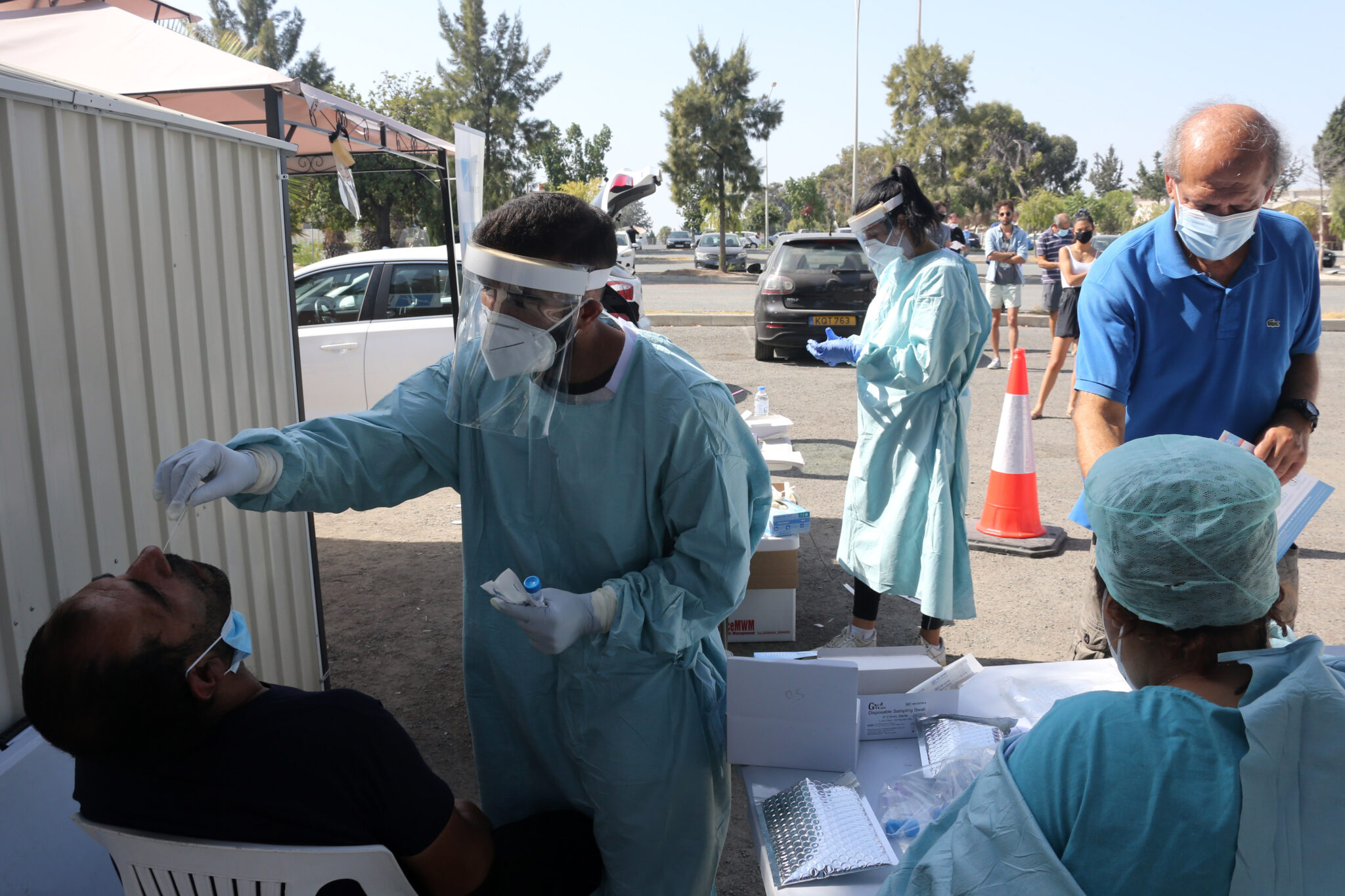 Θετικός στον κορωνοϊό ένας στους οκτώ που δηλώνεται ως επαφή κρούσματος