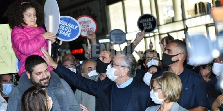 Βγήκαν στους δρόμους οι Τουρκοκύπριοι (ΦΩΤΟ)