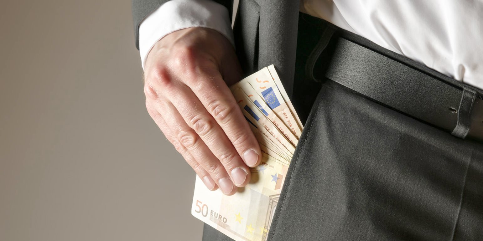 Χειροπέδες σε πρώην υπάλληλο κρατικού οργανισμού για κλοπή €65χιλ