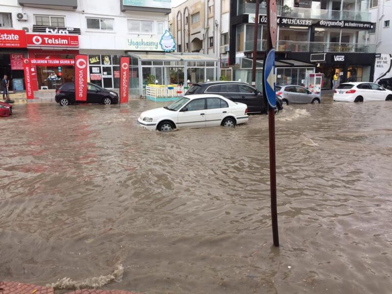 ΦΩΤΟ: "Πνίγηκε" στα λασπόνερα η κατεχόμενη Αμμόχωστος μετά από μια ώρα βροχής