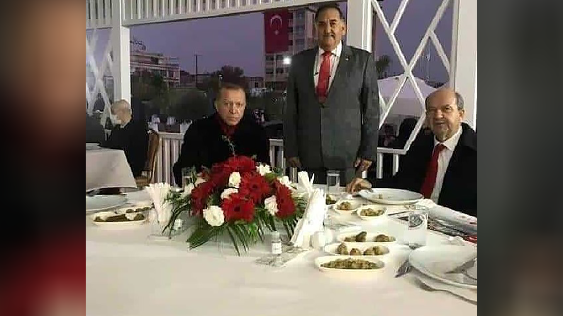 ΦΩΤΟ: Έβαλαν στη μέση τον δολοφόνο του Σολωμού και πόζαραν στο Βαρώσι