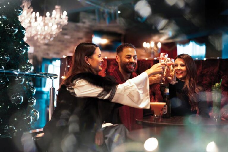 Σχεδιάσαμε τα τραπέζια και τις εξόδους των γιορτών με βάση τα νέα μέτρα