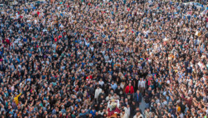 Πλήθος κόσμου ασπάστηκαν τη σορό Μητροπολίτη που πέθανε από κορωνοϊό (ΒΙΝΤΕΟ)