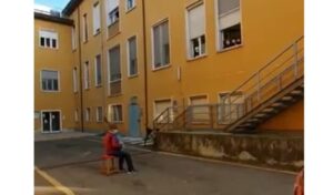 Η συγκινητική καντάδα 81χρονου στη σύζυγό του έξω από το νοσοκομείο (ΒΙΝΤΕΟ)