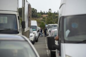 Εργαζόμενοι ανέμεναν μέχρι και 4 ώρες για να υποβληθούν σε τεστ κορωνοϊού